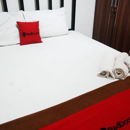 Reddoorz At Jalan Somba Opu Losari Makassar Bagian luar foto