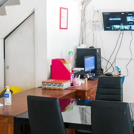 Reddoorz At Jalan Somba Opu Losari Makassar Bagian luar foto
