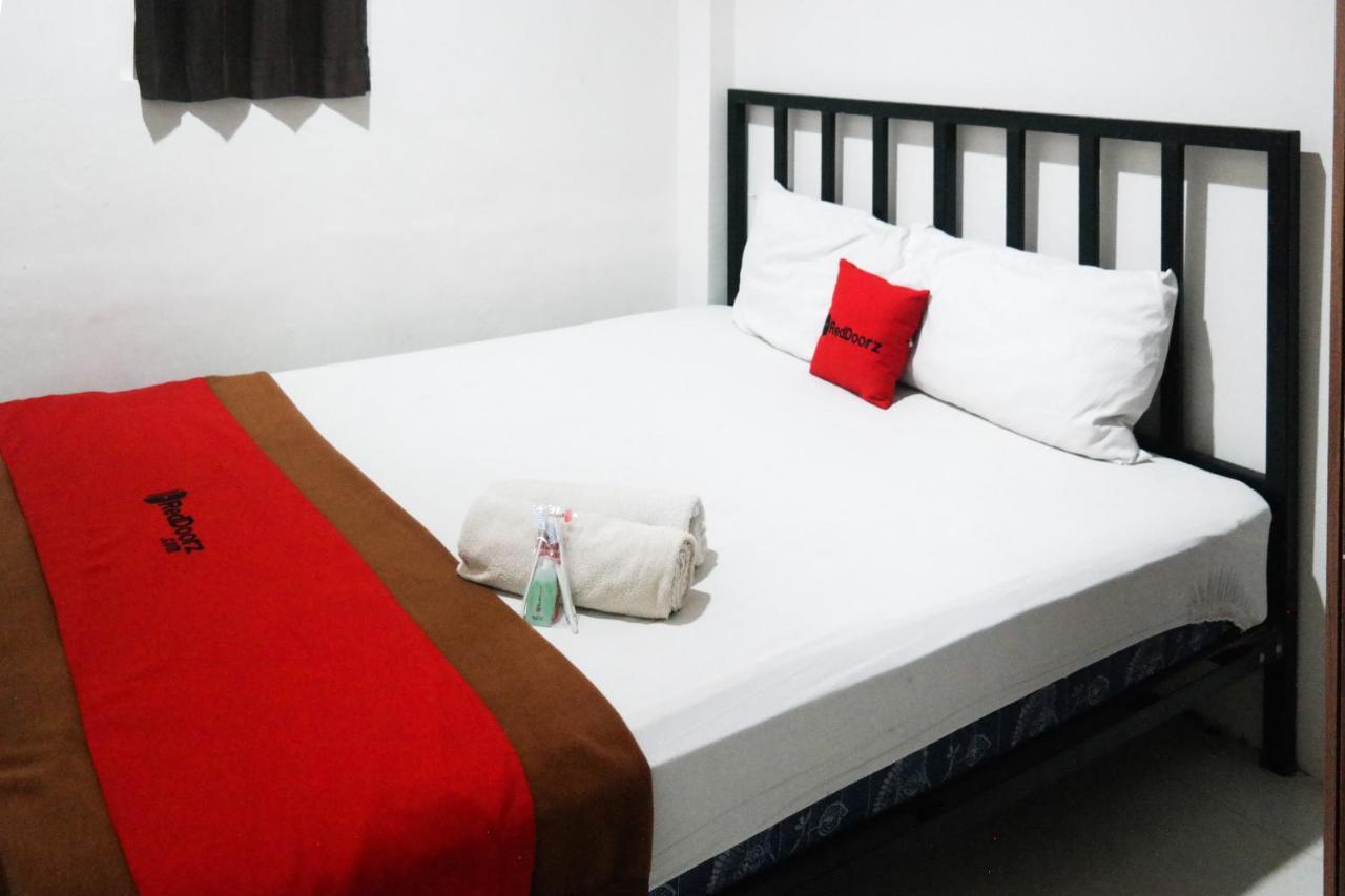 Reddoorz At Jalan Somba Opu Losari Makassar Bagian luar foto